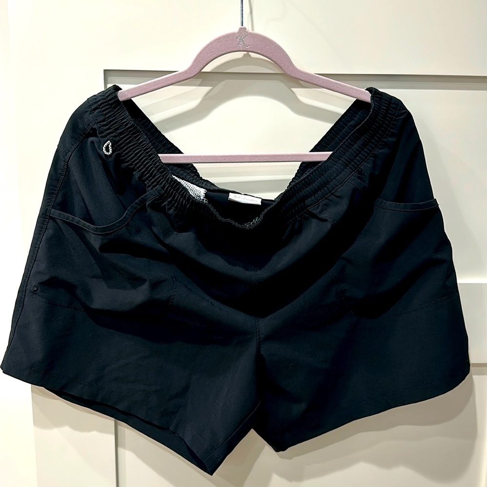 Columbia active shorts with pockets and drawstring.
